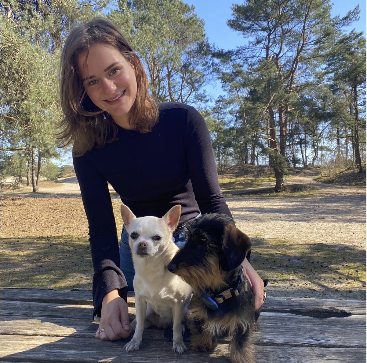 Annalisa van Foodlap in het bos met 2 hondjes